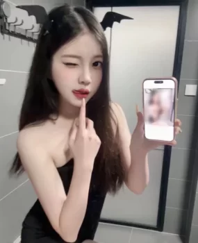 00后小女生意外下海