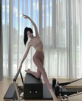 健身房带领跳健美操的美体老师本人小文