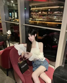 小酒馆中气质肌肤白如玉酒馆销售订台仙女姐姐