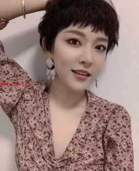 短发奶茶女孩外出兼职